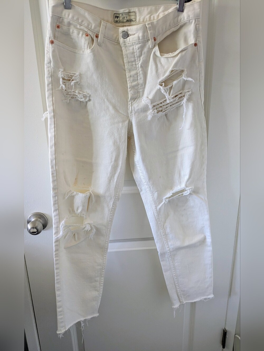 Free People White Distressed Lace-Inset Jeans – Size 31
Stylish white jeans